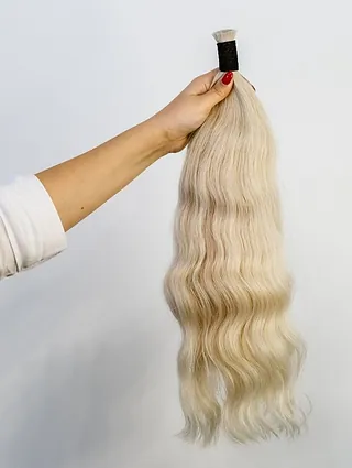 manio sujeta mechon de pelo
