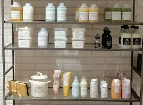 utiles tratamiento capilar y peluqueria sobre cabello rubio